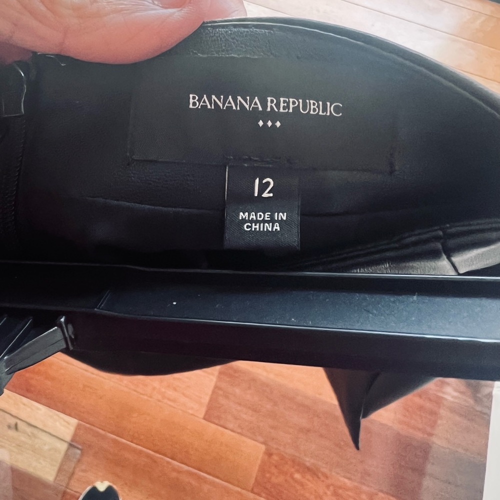 Banana Republic Women's mini skirt in Classic Black